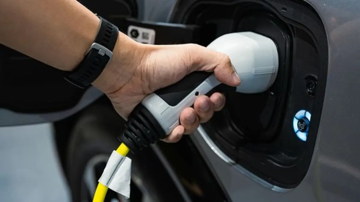 Pajak mobil listrik tak lagi nol persen. Pemilik EV berpotensi membayar pajak hingga jutaan rupiah per tahun mulai 2026.(Gemini AI)