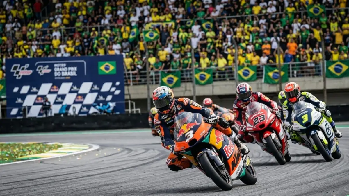 Rookie Moto3 terbaik 2026 mencuri perhatian tim besar berkat performa impresif dan berpeluang naik ke Moto2 lebih cepat.