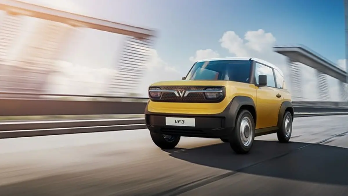 VinFast VF3 resmi dirakit di Indonesia. Mobil listrik SUV mungil ini punya jarak tempuh 215 km dan harga mulai Rp150 jutaan.(Gemini AI)