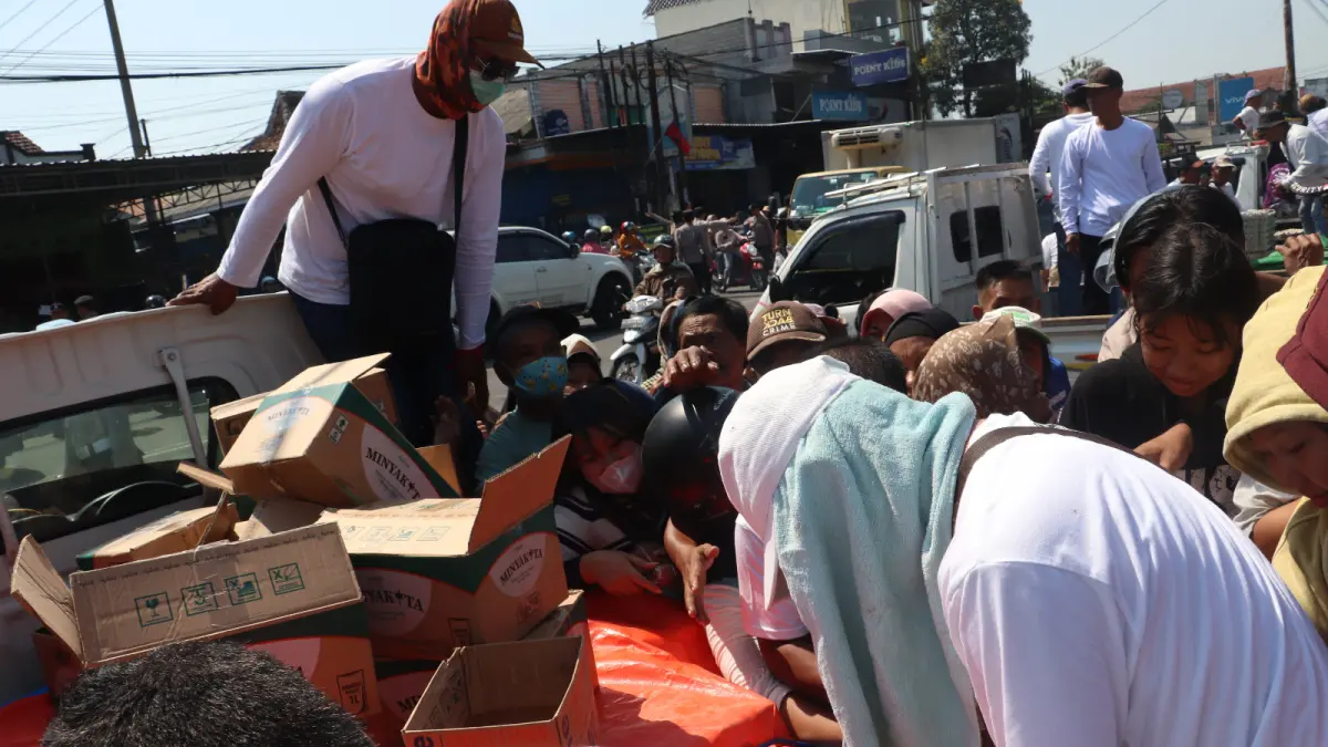 Demo Damai Bagi-bagi Telur di Blitar Diwarnai Aksi Copet 
 Ada Belasan Korban, Saksi Sempat Akan Dipukul Pelaku 
