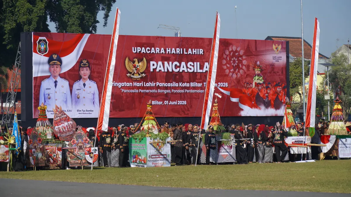 DISKOMIFOTIK KOTA BLITAR UNTUK RADAR BLITAR
ANTUSIAS: Para peserta kirab gunungan lima mengikuti upacara budaya Grebeg Pancasila di Alun-alun Kota Blitar, Senin (1/6/2026).