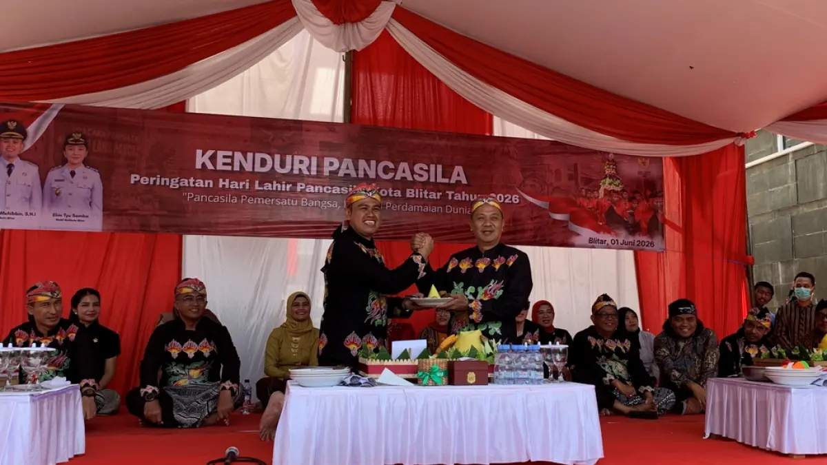 FOTO-FOTO: M SUBCHAN/ABDULLAH DAN DISKOMINFOTIK KOTA BLITAR
JAGA TRADISI: Ketua DPRD Kota Blitar, Syahrul Alim (kanan) menerima nasi tumpeng dari Wali Kota, Syauqul Muhibbin dalam kenduri Pancasila, Senin (1/6/2026). 
