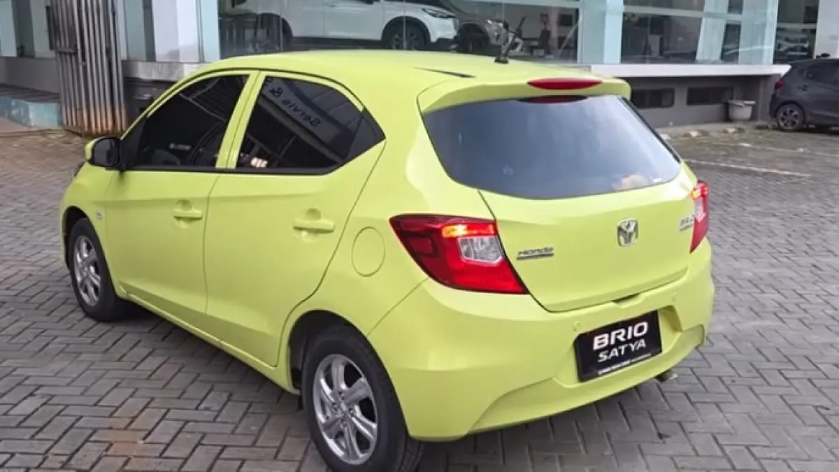 Honda Brio S CVT 2026 resmi meluncur! Dilengkapi transmisi matik halus dan velg alloy bawaan, harganya cuma Rp183 jutaan! (Screenshot Youtube)