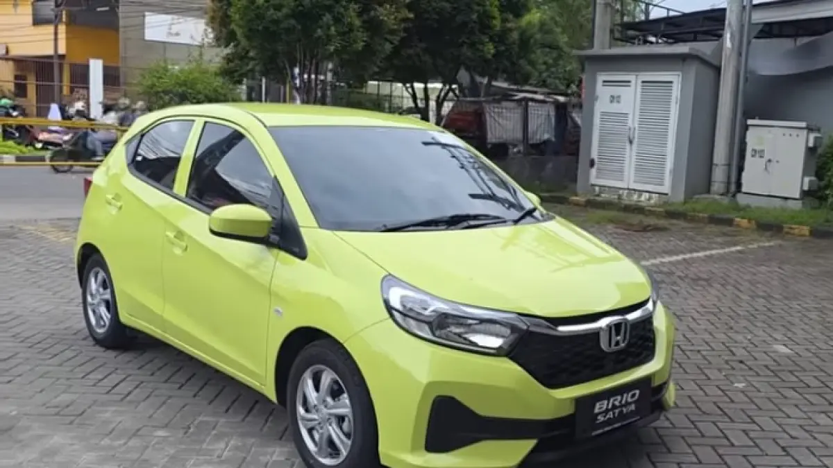 Honda Brio Satya tipe terendah 2026 resmi dipamerkan dengan harga Rp173 jutaan! Punya mesin 4 silinder yang tangguh dan irit, simak speknya! (Screenshot Youtube)
