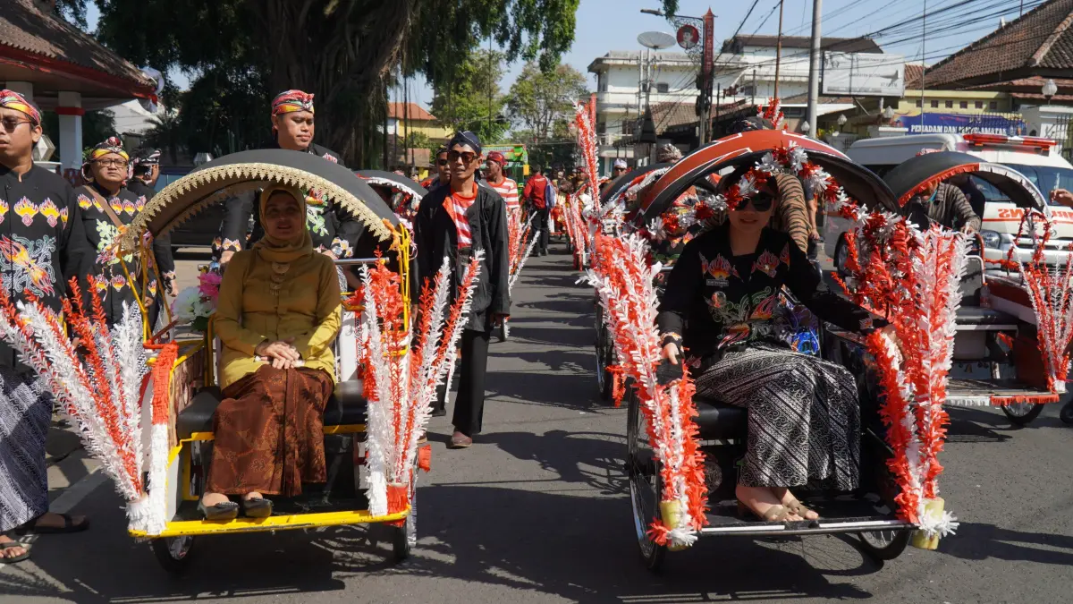 KOMPAK: Wali Kota Mas Ibin dan wawali Elim Tyu Samba mengikuti Kirab Gunungan Lima menunju Makam  Bung Karno dengan naik becak.