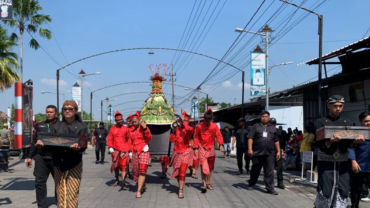 TRADISI: Masyarakat memikul gunungan Lima dari Alun-alun Kota Blitar menuju Makam Bung Karno dalam rangka peringatan Harlah Pancasila, Senin (1/6/2026). 