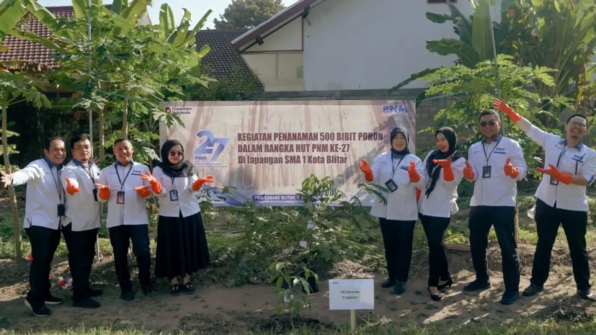 PNM Cabang Blitar menanam pohon di Lapangan SMAN 1 Blitar, Jumat (5/6/2026).