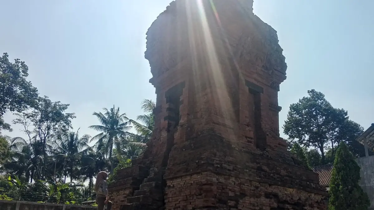 AKHMAD NUR KHOIRI/RADAR BLITAR
EDUKATIF: Candi Kali Cilik di Kecamatan Ponggok masih menjadi jujukan masyarakat untuk berwisata salah satunya dari kalangan pelajar. 