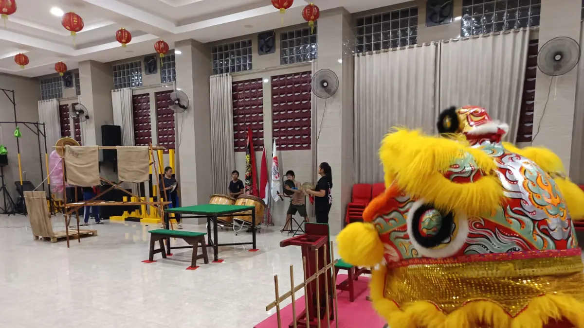 Atlet Barongsai Kota Blitar berlatih di Klenteng Poo An Kiong untuk menghadapi Piala Wali Kota Surabaya.