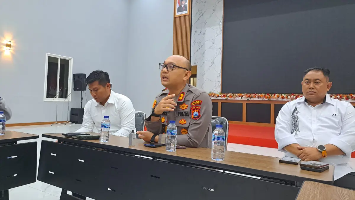 Kapolres Blitar AKBP Rivanda menyampaikan klarifikasi terkait isu dugaan penganiayaan ajudan wakapolres, Jumat (5/6/2026).