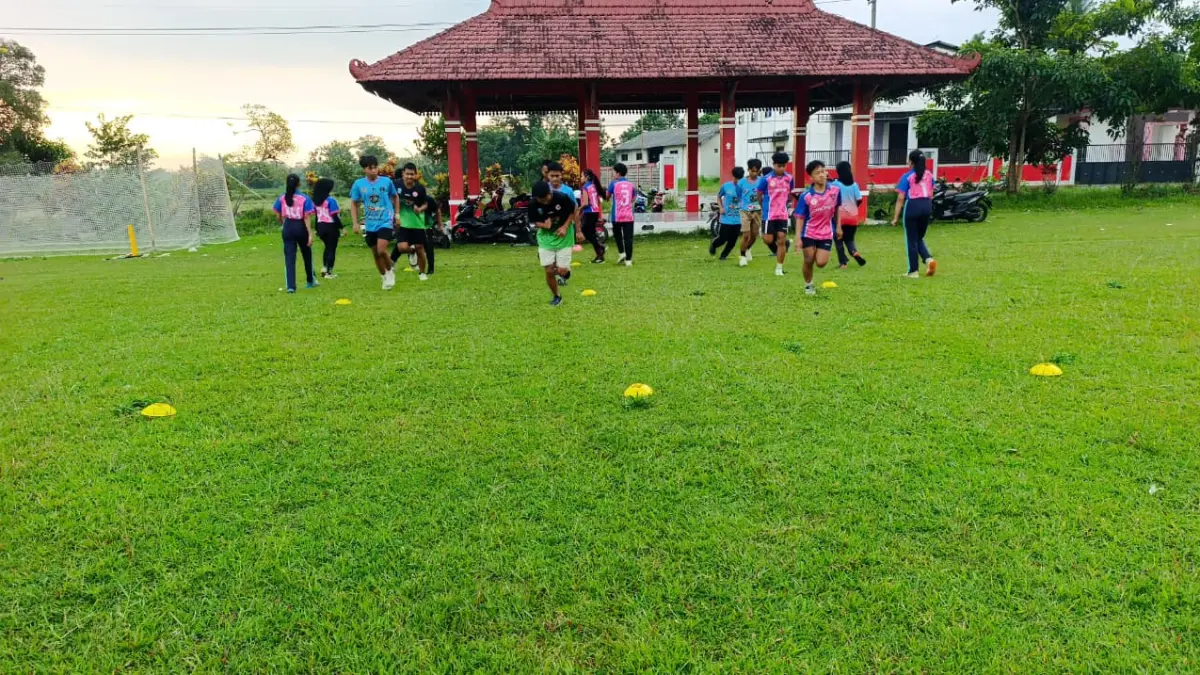 PCI KABUPATEN BLITAR UNTUK RADAR BLITAR
SEMANGAT: Sejumlah atlet kriket Kabupaten Blitar berlatih untuk persiapan menghadapi sejumlah agenda kompetisi. 