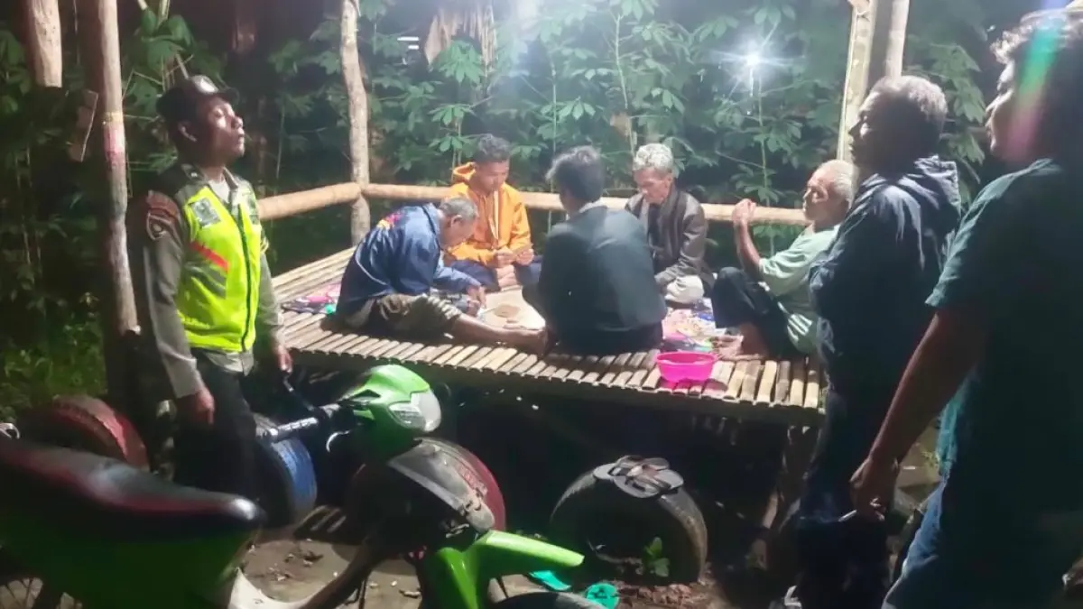 POLSEK SANANKULON UNTUK RADAR BLITAR
PARTISIPASTIF: Polisi mengecek warga yang aktif berjaga di poskamling di wilayah Sanankulon. 