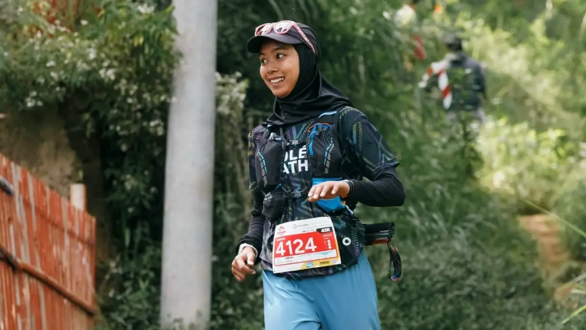 NUR AZARINE PUTRI YASMIN FOR RADAR BLITAR
NAVIGASI UTAMA: Aksi Nur Azarine Putri Yasmin saat adu cepat di sebuah ajang trail run.