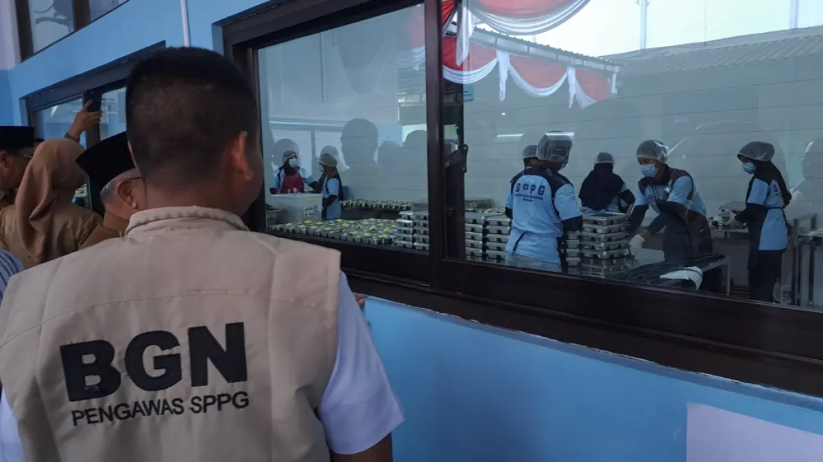 FAJAR RAHMAD AW/Radar Blitar&nbsp;
STERIL: Petugas dapur MBG menyiapkan paket makanan untuk dibagikan kepada penerima manfaat. Operasional dapur harus sesuai prosedur yang ditentukan BGN.&nbsp;