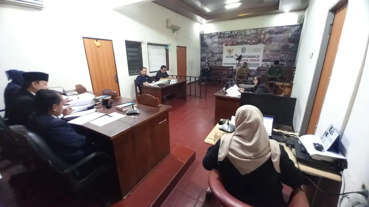 Heni Apri Ambarwati untuk RADAR BLITAR
BERJUANG: Heni Apri Ambarwati (kanan) menjalani sidang KIP di Sidoarjo untuk mencari kejelasan alat bukti.