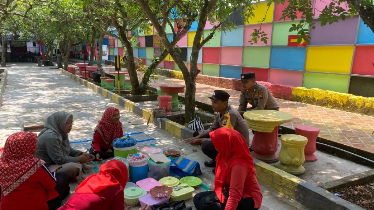 POLSEK PONGGOK UNTUK RADAR BLITAR 
PASTIKAN KEAMANAN: Polisi bercengkrama dengan pengunjung wisata Fantasy World di Desa Kawedusan Ponggok.