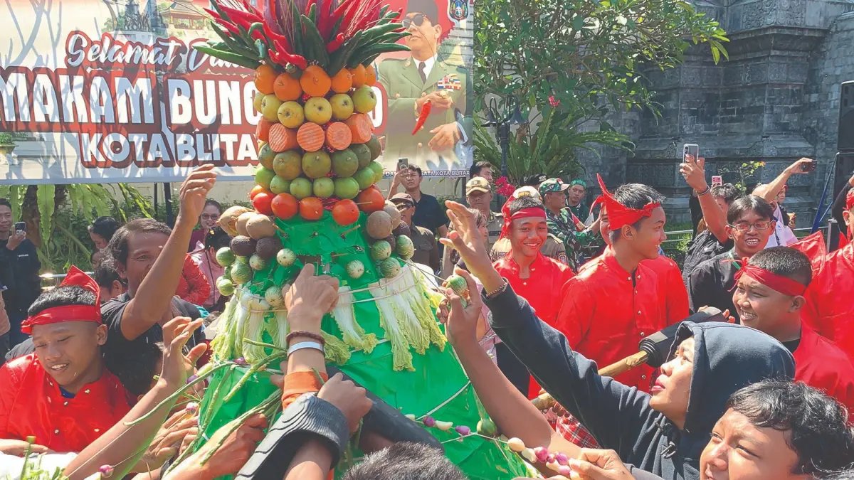 Tradisi Grebeg Pancasila yang Terus Lestari di Bumi Bung Karno
Antusias Rebutan Hasil Bumi, Berharap Indonesia Lebih Baik