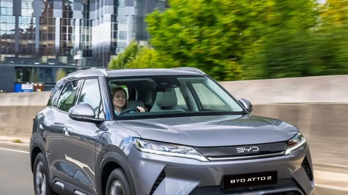 BYD Atto 2 hadir dengan desain modern, fitur premium, dan harga terjangkau. Simak spesifikasi, kelebihan, dan kekurangannya. (Screenshot Youtube)