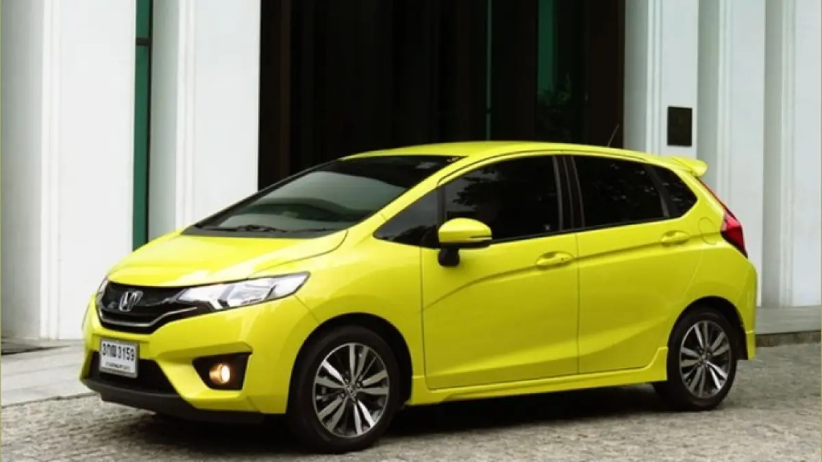 Honda Brio tetap jadi mobil favorit Indonesia berkat desain modern, irit bensin, mudah dimodifikasi, dan harga bekas stabil.