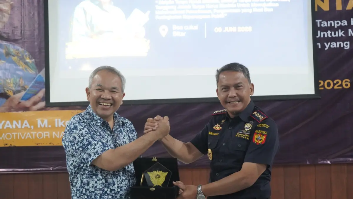 KANTOR BEA CUKAI BLITAR UNTUK RADAR BLITAR 
BAKAR SEMANGAT: Kepala Bea Cukai Blitar Nurtjahjo Budidananto memberikan cinderamata kepada motivator Aqua Dwipayana usai memberikan motivasi, kemarin (9/6).