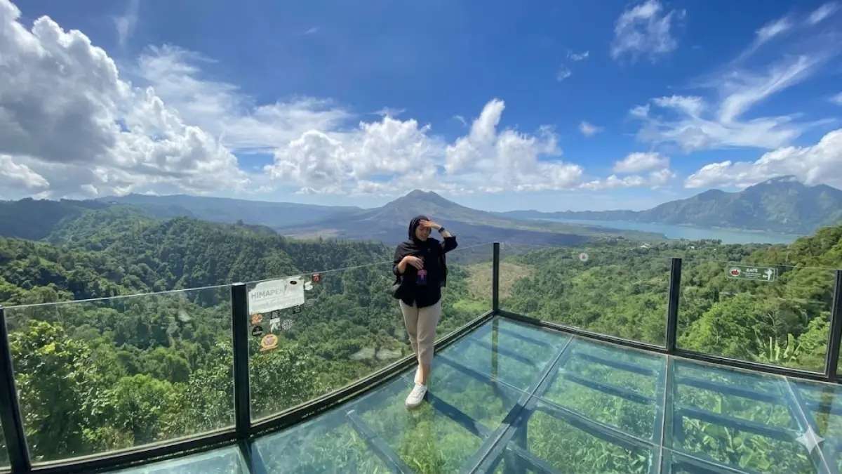 Vebrilia Trisnawati, dari Bangku Psikologi Kini Jadi Tour Leader
Kuncinya pada Komunikasi dan Harus Cepat Beradaptasi 