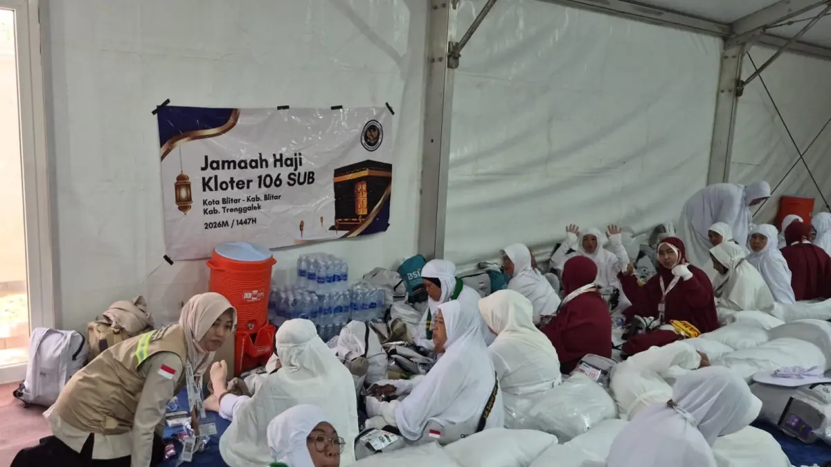 HABIB MUSTOFA UNTUK RADAR BLITAR
BERDUKA: Sejumlah jemaah haji asal Kota Blitar saat beristirahat disela-sela ibadah. 