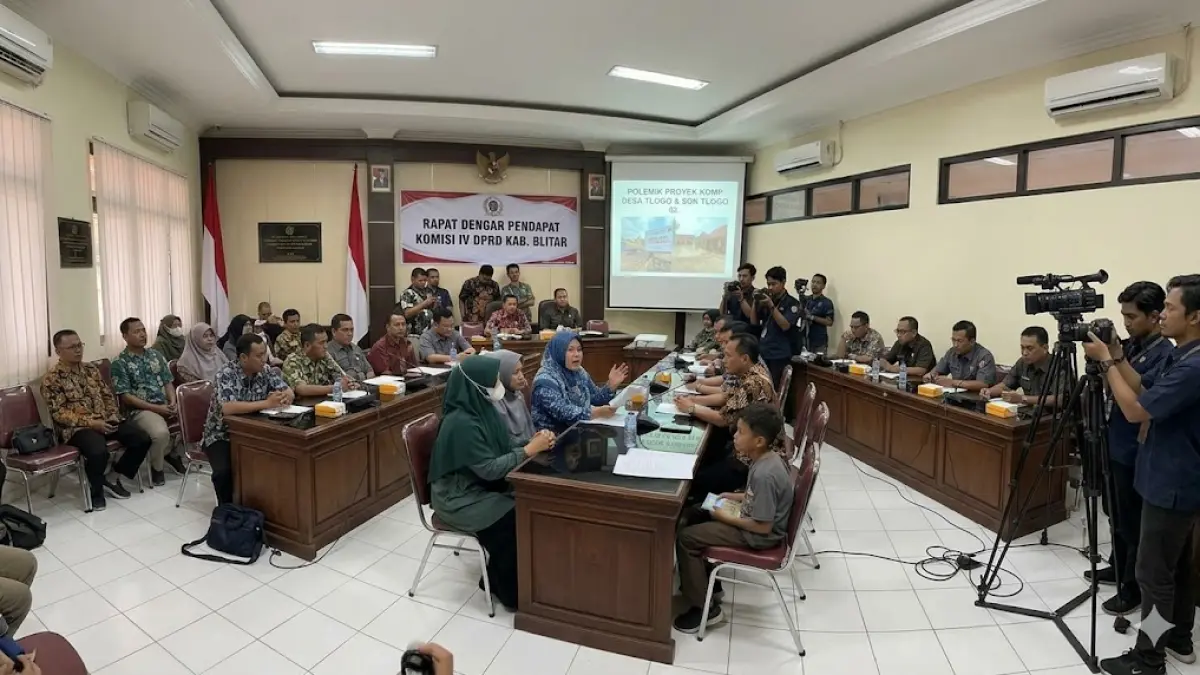 Minta Sertifikasi Aset SD	
Wali Murid SDN Tlogo 02 Mengadu DPRD 
Berharap Tak Ada Polemik ke Depannya 
(Gemini AI)