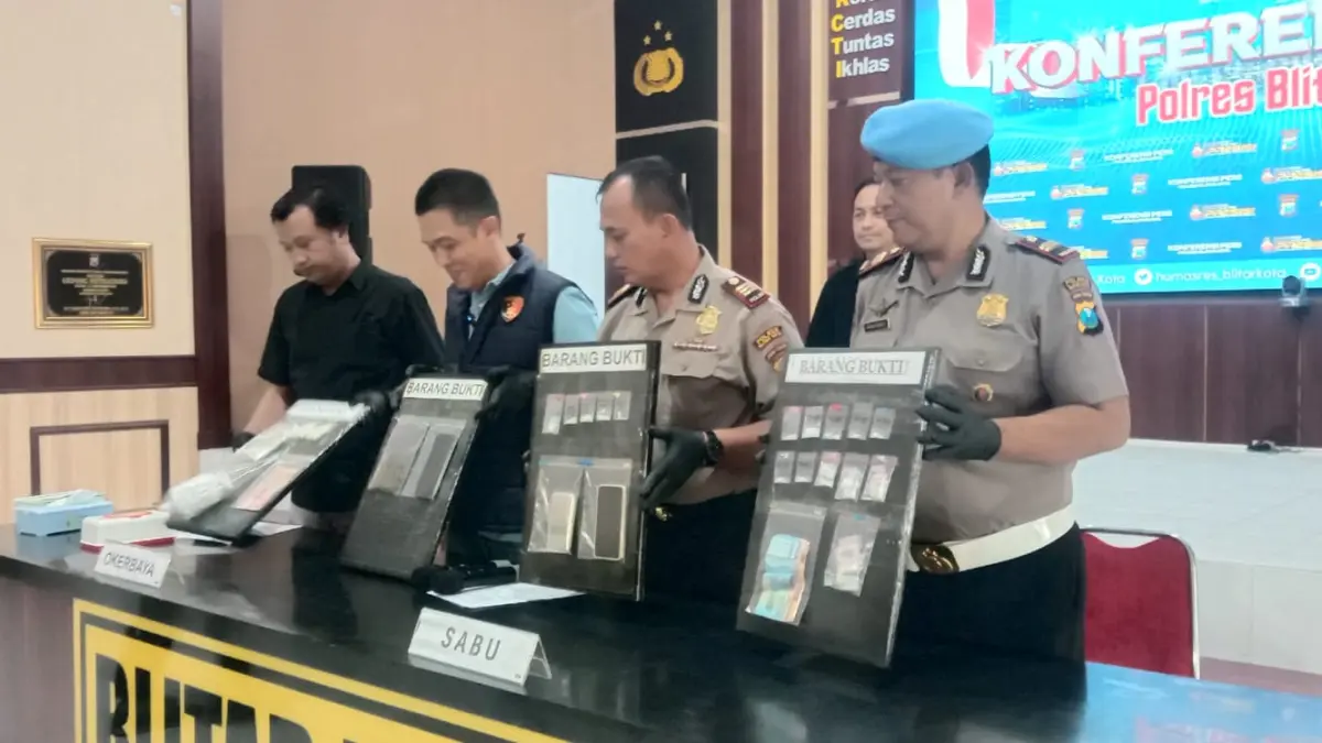 CB TAN/RADAR BLITAR
RUSAK GENERASI BANGSA: Polisi menunjukkan sejumlah barang bukti berupa sabu-sabu hingga pil dobel hasil operasi Narkoba dan okerbaya selama Mei. 