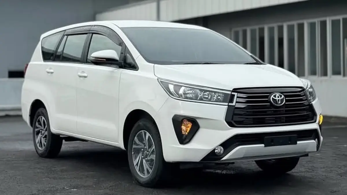 Kijang Innova Reborn Diesel dapat penyegaran baru! Intip fitur head unit canggih, interior hitam mewah, dan harga resmi terbarunya di sini. (Screenshot Youtube)