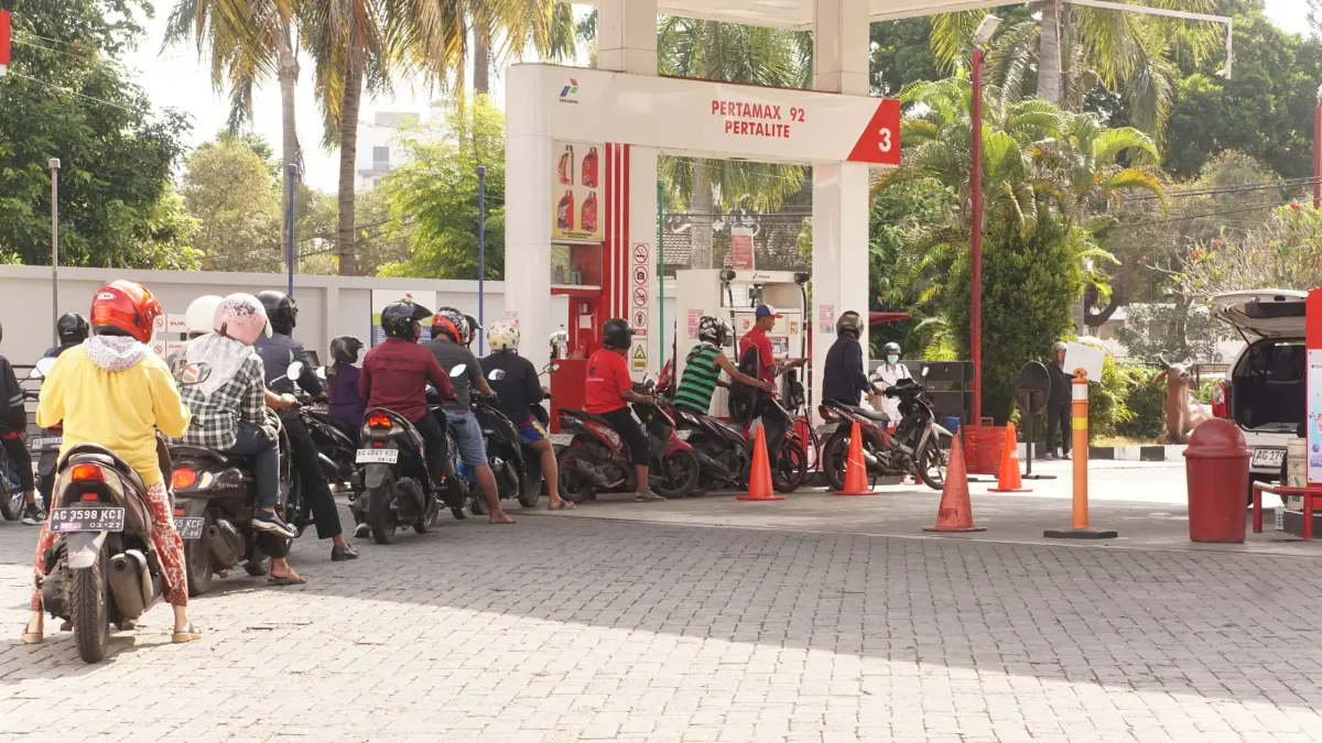 Pertamax Naik, Pengendara Ramai Borong Pertalite 
Pihak SPBU Antisipasi Stok
