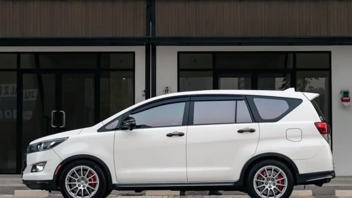 Toyota Kijang Innova Reborn 2025 resmi meluncur! Simak spek mesin Hybrid 2.0L yang irit, fitur canggih TSS, dan desain interior mewahnya di sini.