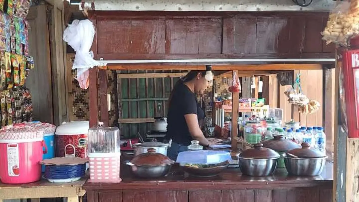 ARMI/RADAR BLITAR
LEZAT: Ampok dan lauk ikan segar menjadi salah satu menu andalan Warung Budhe di Kota Blitar. 