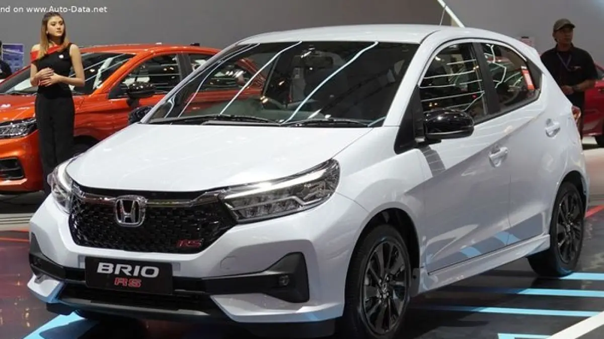 Honda Brio bekas jadi favorit mahasiswa berkat desain stylish, irit BBM hingga 20 km/liter, dan promo cashback jutaan rupiah.(Gemini AI)