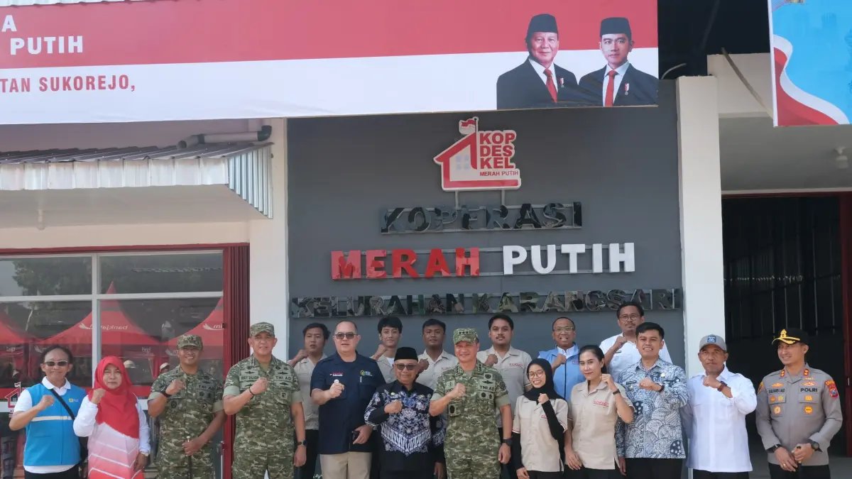 Kodim 0808/Blitar untuk Radar Blitar
SINERGIS: Asrenum Panglima TNI Letjen TNI Candra Wijaya bersama  Dirut PT. Agrinas Pangan Nusantara, Joao Angelo De Sousa Mota selaku, Pangdam V/Brawijaya, Mayjen TNI Rudy Saladin, Dirut PT. PLN Persero, Darmawan Prasodjo, Aster Kasdam V/BRW Tatang Yuliono, Kodim 0808/Blitar Letkol Inf Virlani Arudyawan, Wali Kota Blitar Syauqul Muhibbin, Bupati Blitar Rijanto, Kapolres Blitar Kota AKBP Kalfaris Triwijaya Lalo, Kajari Blitar Romulus Haholongan, dan Kajari Kab. Blitar Lie Putra Setiawan saat foto bersama di salah satu KKMP, Jumat (12/6/2026).
