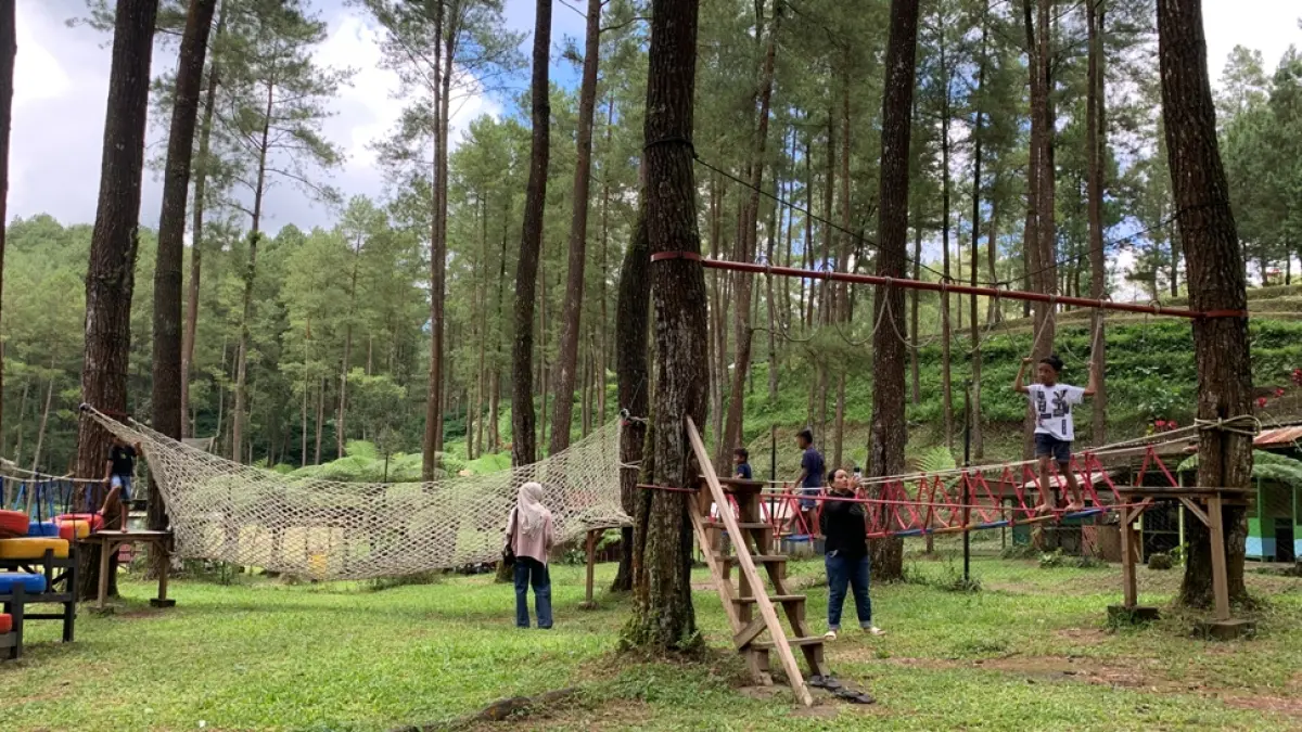 MOCHAMMAD SUBCHAN ABDULLAH/RADAR BLITAR
TENANG: Pengunjung menikmati salah satu wahana outbond di Hutan Pinus Loji Lereng Gunung Kelud.