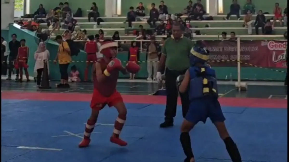 AGIK YULIANTO UNTUK RADAR BLITAR
KERAS: Atlet wushu Kota Blitar saat bertarung dengan lawannya pada Piala Wali Kota Surabaya beberapa waktu lalu.