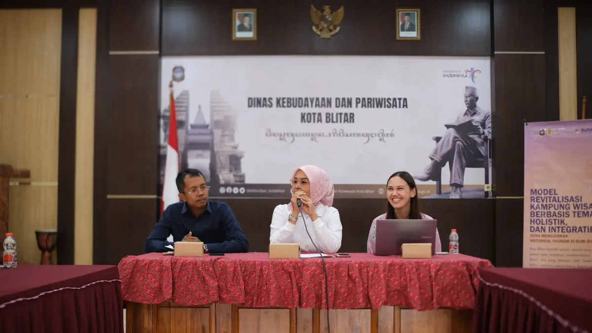 SINERGIS: Plt Kepala Dinas Kebudayaan dan Pariwisata Kota Blitar Rike Rochmawati SSTP MM (tengah) bersama Dr Fitria Earlike Anwar Sani SST Par MM (kanan) dan Dr Nuruddin SS MA saat pembukaan FGD.