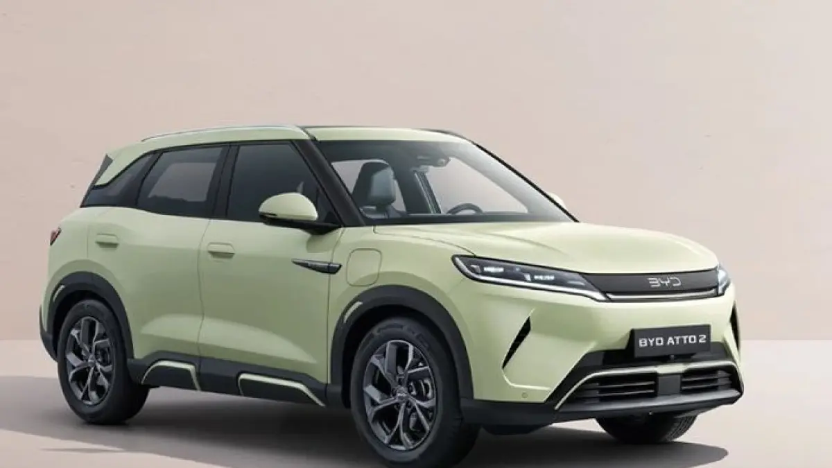 BYD Atto 2 hadir dengan baterai 51 kWh, jarak tempuh 410 km, fitur ADAS, dan siap menantang Jaecoo J5 di Indonesia.(Gemini AI)