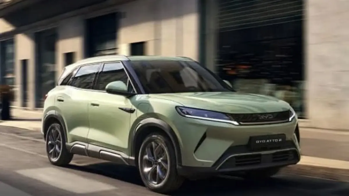 BYD Atto 2 siap masuk Indonesia dengan harga Rp300 jutaan, fitur premium, baterai canggih, dan jarak tempuh hingga 400 km.(Gemini AI)