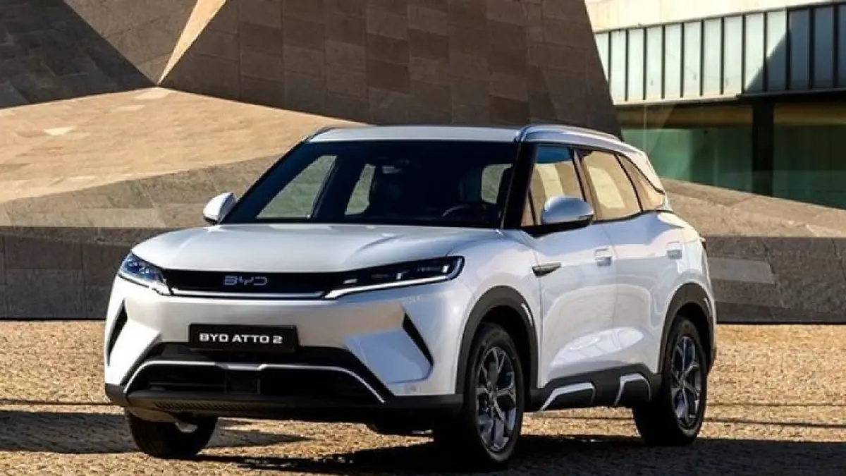 BYD Atto 2 siap menantang Jaecoo J5 dengan baterai 51 kWh, jarak tempuh 410 km, fitur ADAS, dan interior premium.(Gemini AI)