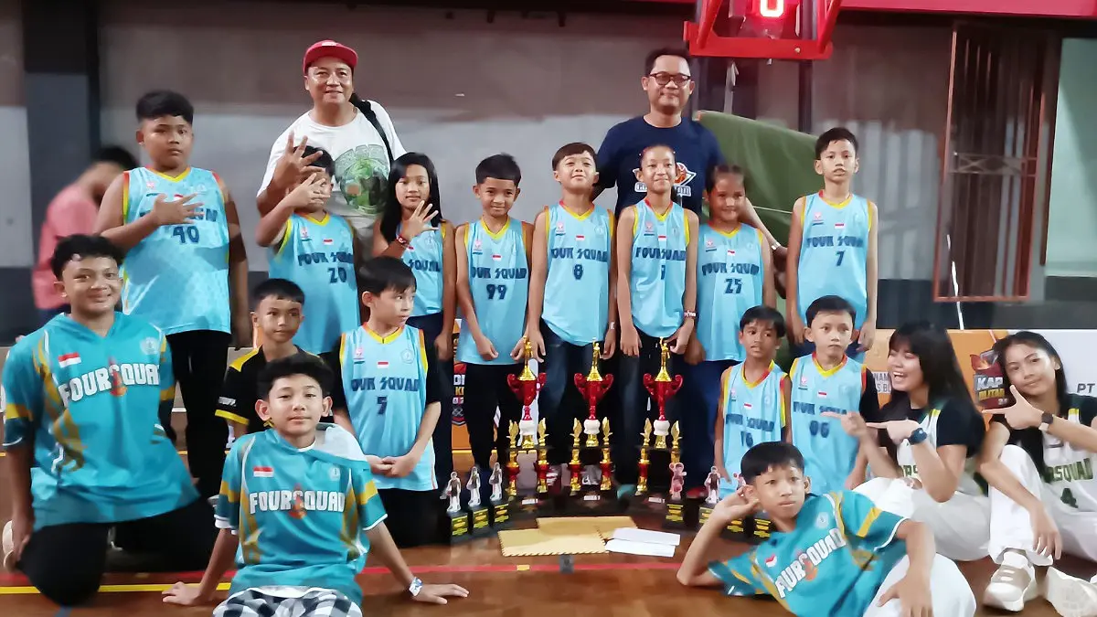 Four Squad SDN 4 Kampungdalem, Tulungagung sapu bersih tiga gelar juara di Kapolres Blitar Kota Cup Basketball 2026 dan borong The Best Player.(DOK FOUR SQUAD)