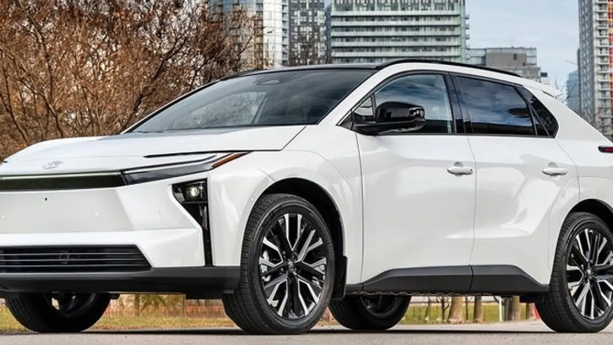 Mobil terbaru 2026 siap meramaikan pasar Indonesia. Simak daftar 10 model baru dari Toyota, Mitsubishi, Honda hingga BYD.(Gemini AI)