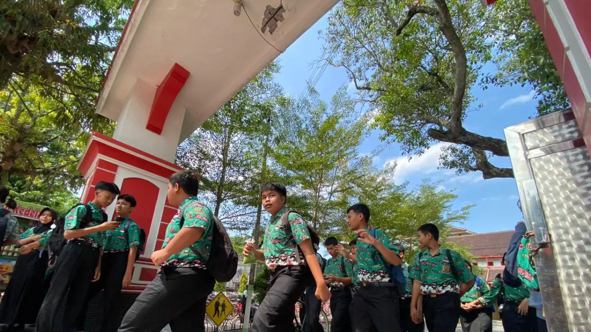 MOCH. LUKI AZHARI/RADAR BLITAR
LAYANAN DASAR: Sejumlah pelajar SMPN 1 Blitar selesai mengikuti kegiatan belajar mengajar (KBM), Rabu (10/6).