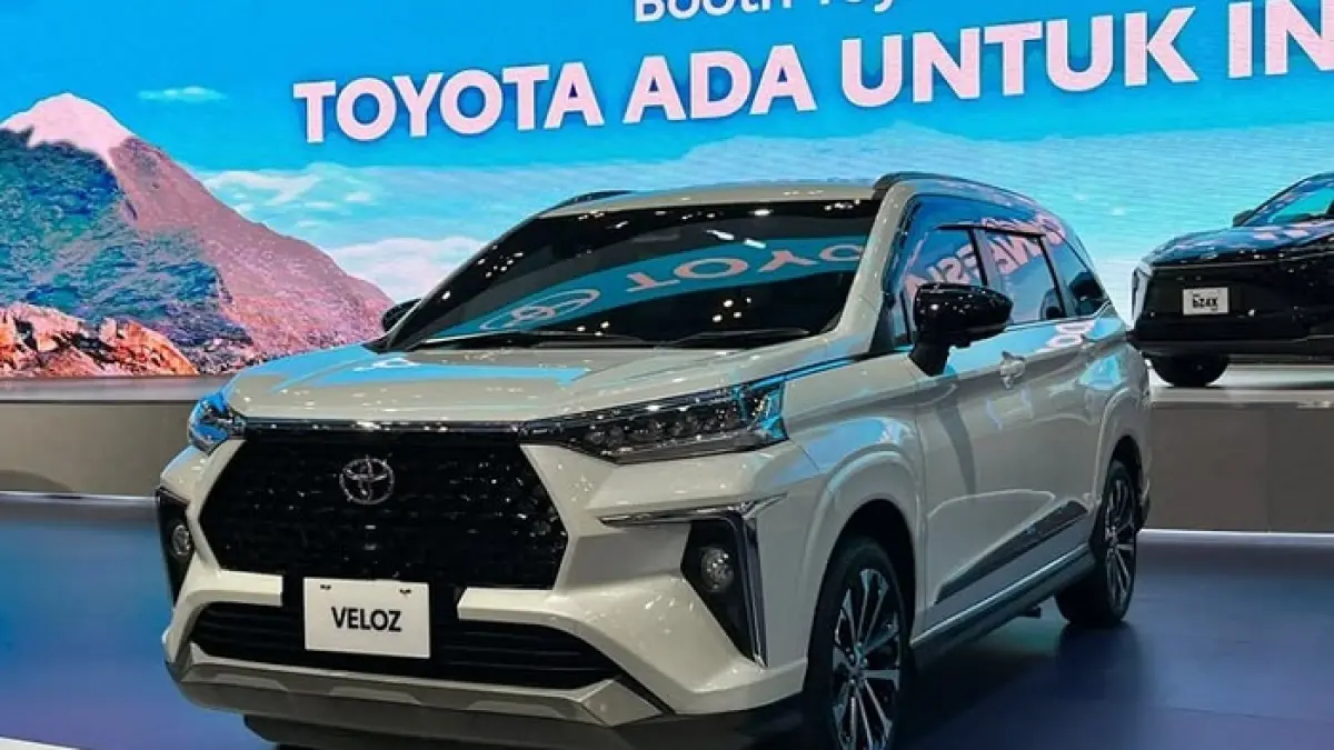 Toyota luncurkan Veloz Hybrid termurah mulai Rp303 juta di IIMS 2026 bersama Vios Hybrid dan Yaris Cross Hybrid baru.(Gemini AI)