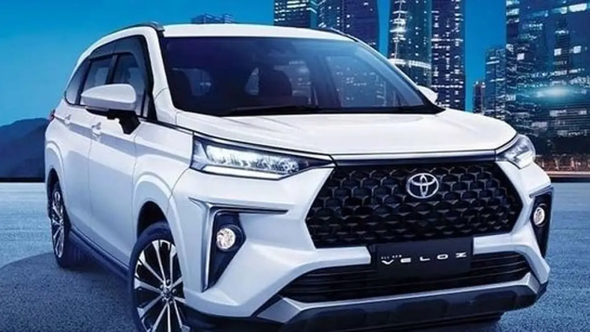 Toyota Veloz Hybrid 2026 resmi meluncur dengan harga mulai Rp299 juta, jadi mobil hybrid Toyota termurah di Indonesia.(Gemini AI)