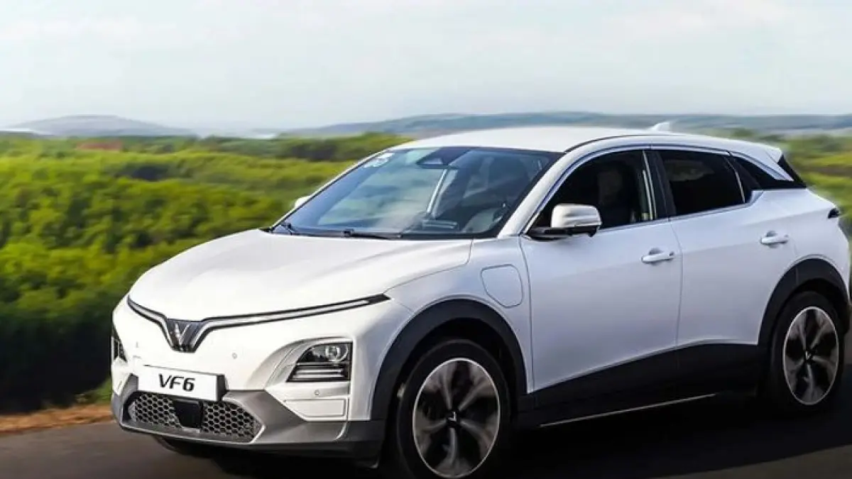 VinFast VF6 Eco hadir dengan baterai 59,6 kWh, jarak tempuh 470 km, HUD, dan harga Rp384,99 juta di Indonesia.(Gemini AI)