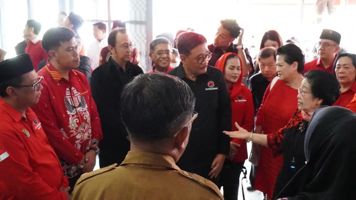 DISKOMINFOTIK KOTA BLITAR UNTUK RADAR BLITAR
RAWAT MAKSIMAL: Wali Kota Blitar, Syauqul Muhibbin (dua dari kiri) berbincang dengan Megawati Soekarnoputri dan jajaran PDIP di Istana Gebang, Senin (15/6/2026).
