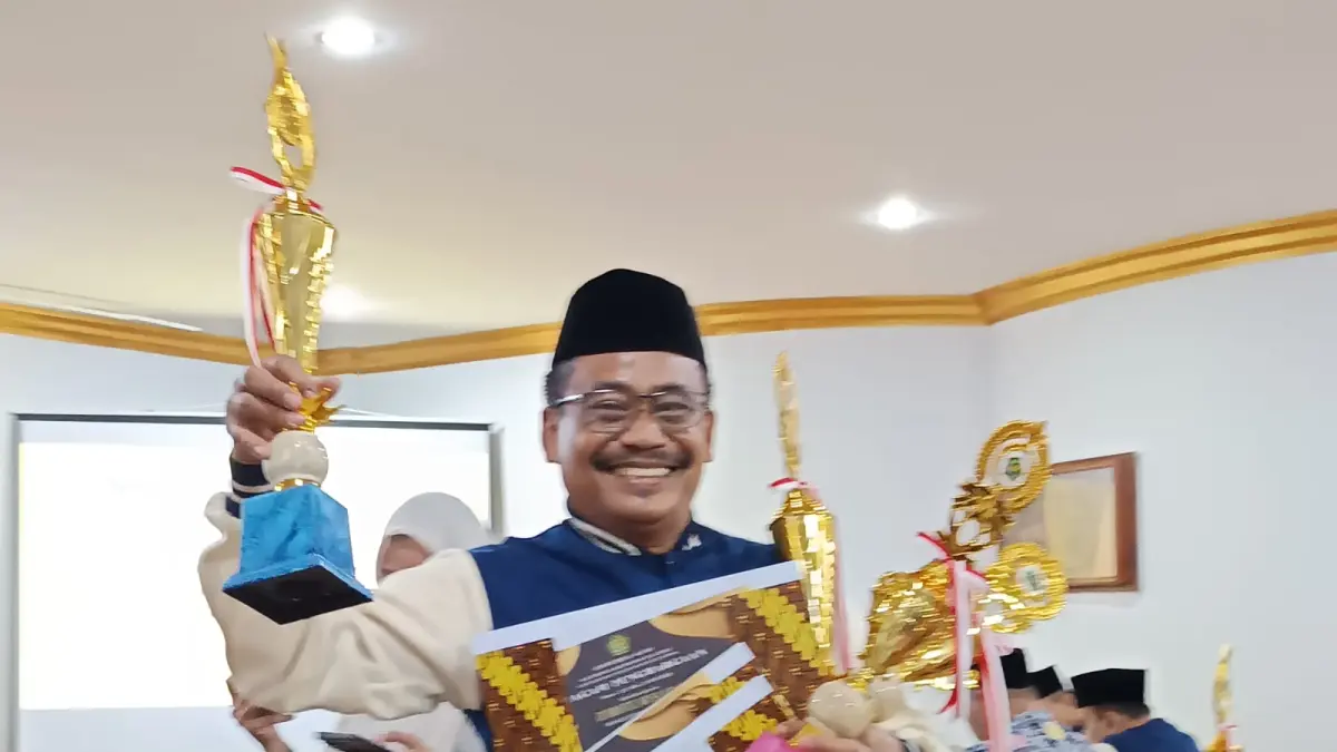 KEMENAG KABUPATEN BLITAR UNTUK RADAR BLITAR 
BANGGA: Seksi PAIS Kemenag Kabupaten Blitar, Moh. Rosyad menujukkan sejumlah piala dan trofi penghargaan yang berhasil diraih.