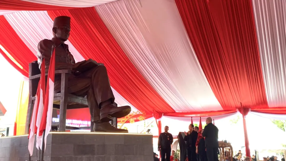 M LUKI AZHARI/RADAR BLITAR
BAPAK PROKLAMATOR: Patung Bung Karno baru diresmikan Megawati Soekarnoputri di Istana Gebang Kota Blitar, Senin (15/6/2026). 
