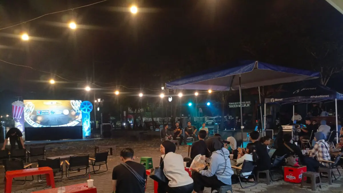 YANU ARIBOWO/RADAR BLITAR
BERTUKAR IDE: Momen diskusi Blitar Movie Night di pelataran Monumen PETA Blitar yang menghadirkan tim produksi masing-masing film pendek pada Jumat (12/6) malam.